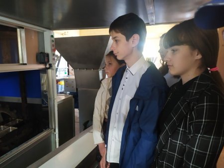 Дворчанские школьники побывали на экскурсии в свислочской хлебопекарне